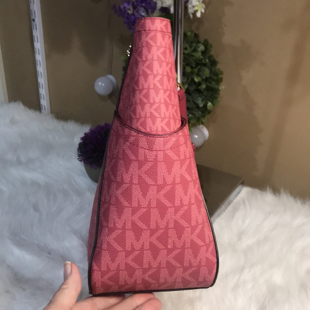 Beautiful Michael Kors Tote - Picture 10 of 15